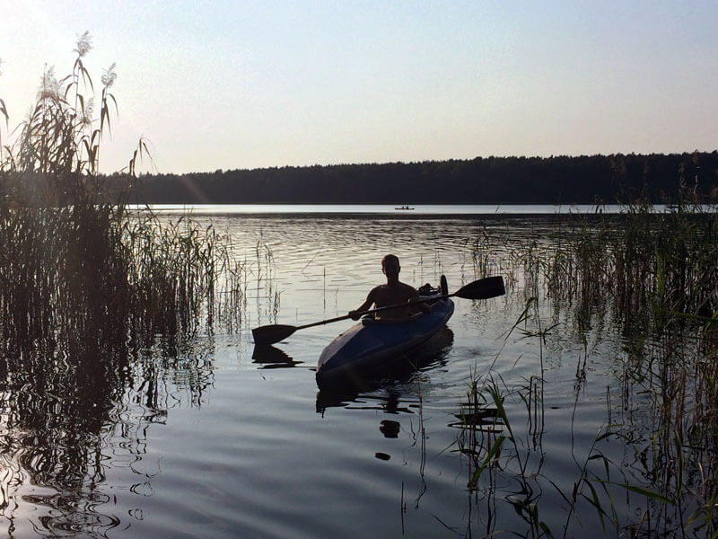 Kanu Wasserwanderer in der Abenddämmerung