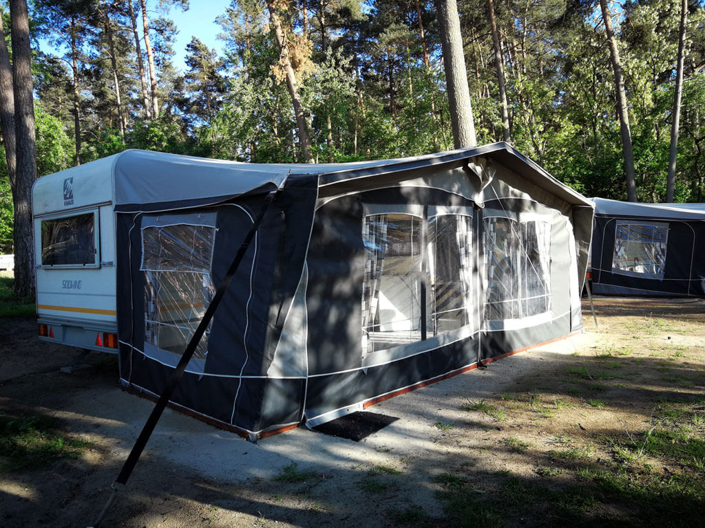 Vorzelt mit Vorplatz am Wohnwagen aufgestellt
