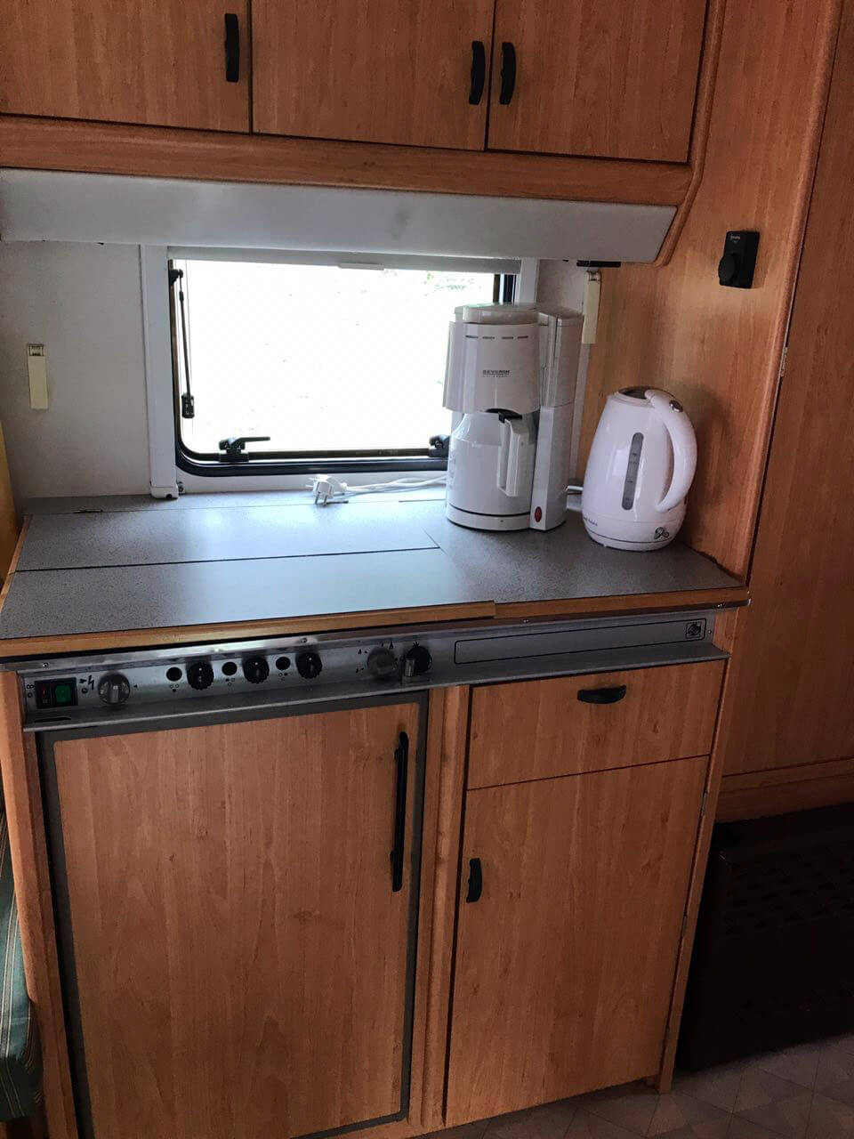 Kochecke mit Kaffeemaschine und Wasserkocher