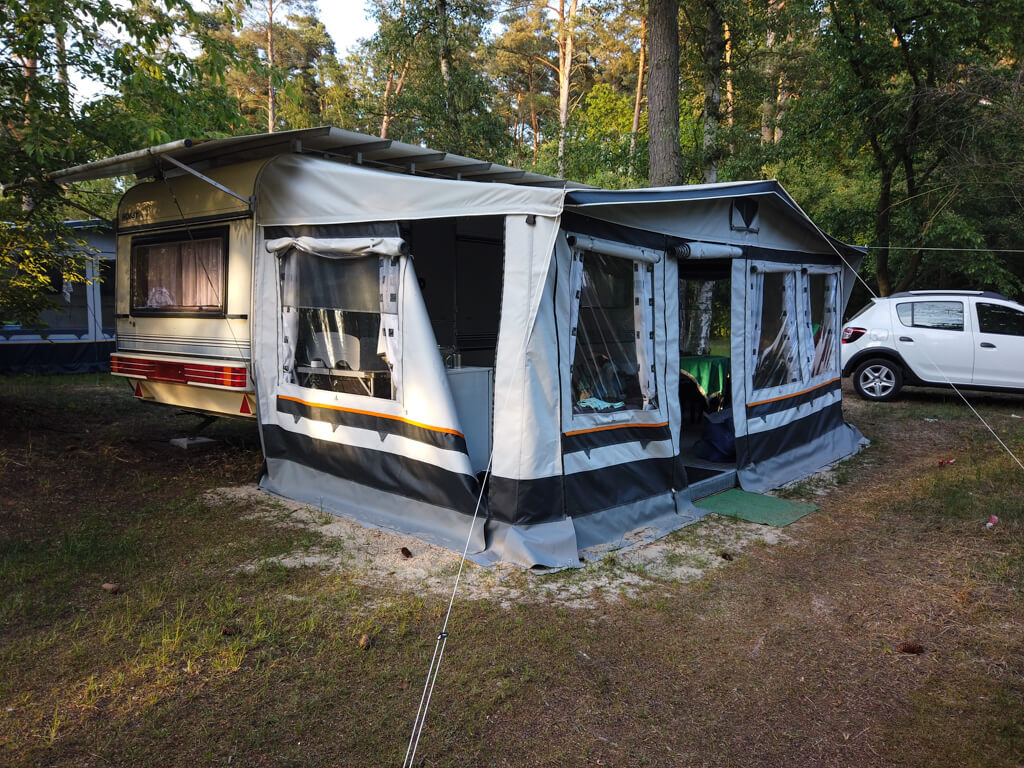 Hobby Mietwohnwagen mit aufgebauten Zelt