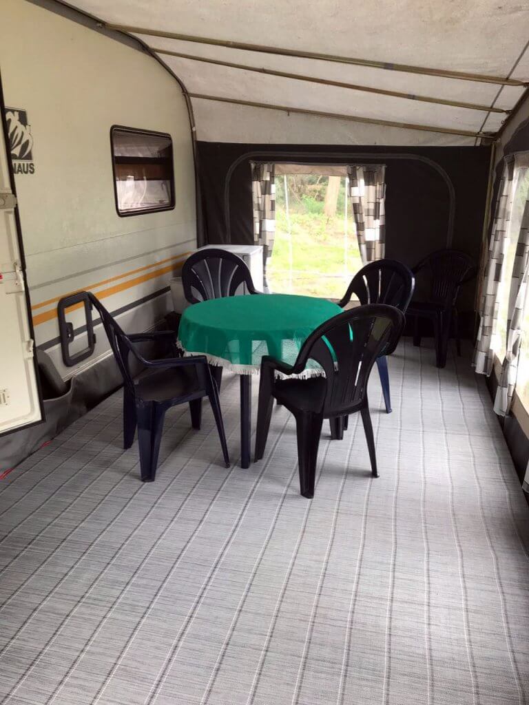 gemütlicher Sitzbereich unter dem Vorzelt vom Knaus Wohntrailer