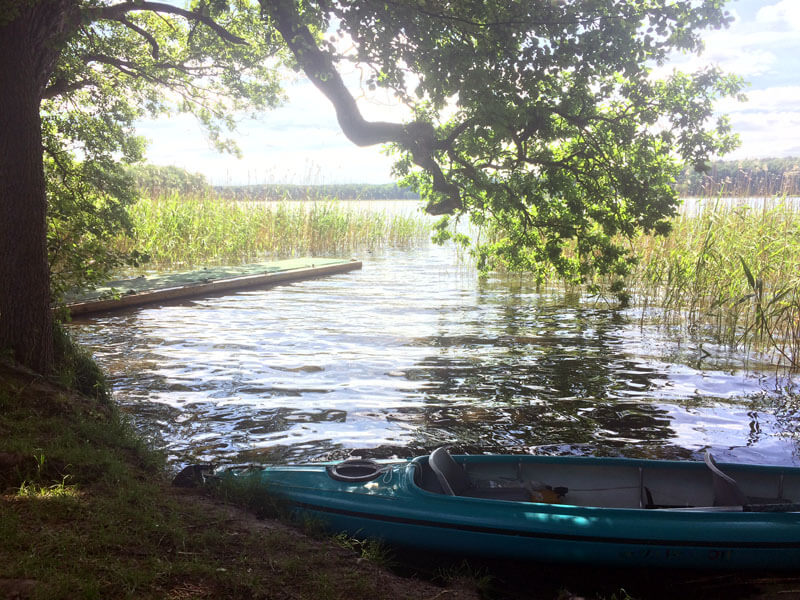 Ufer mit Kajak am Rätzsee